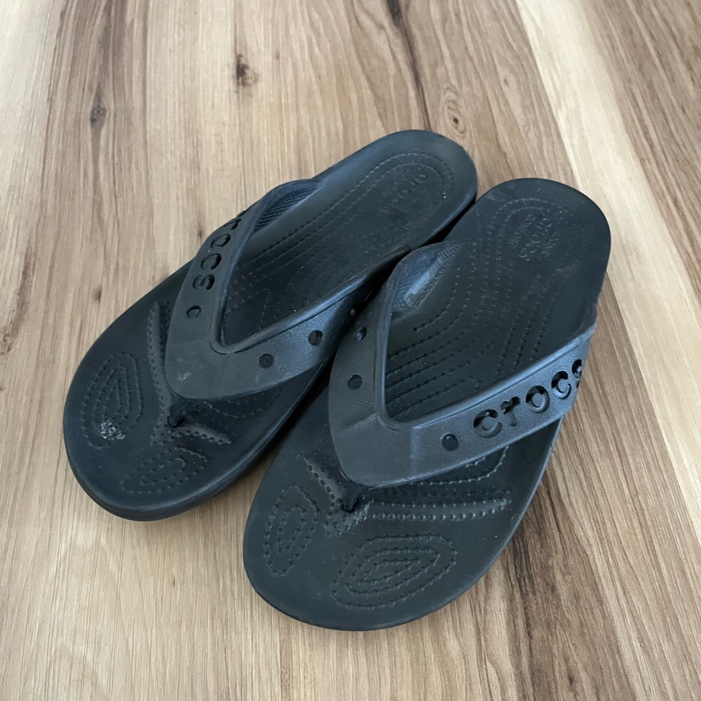 Crocs Baya II Flip Flops Featuring Jibbitz Holes On Straps Size 7 - Picture 1 of 4